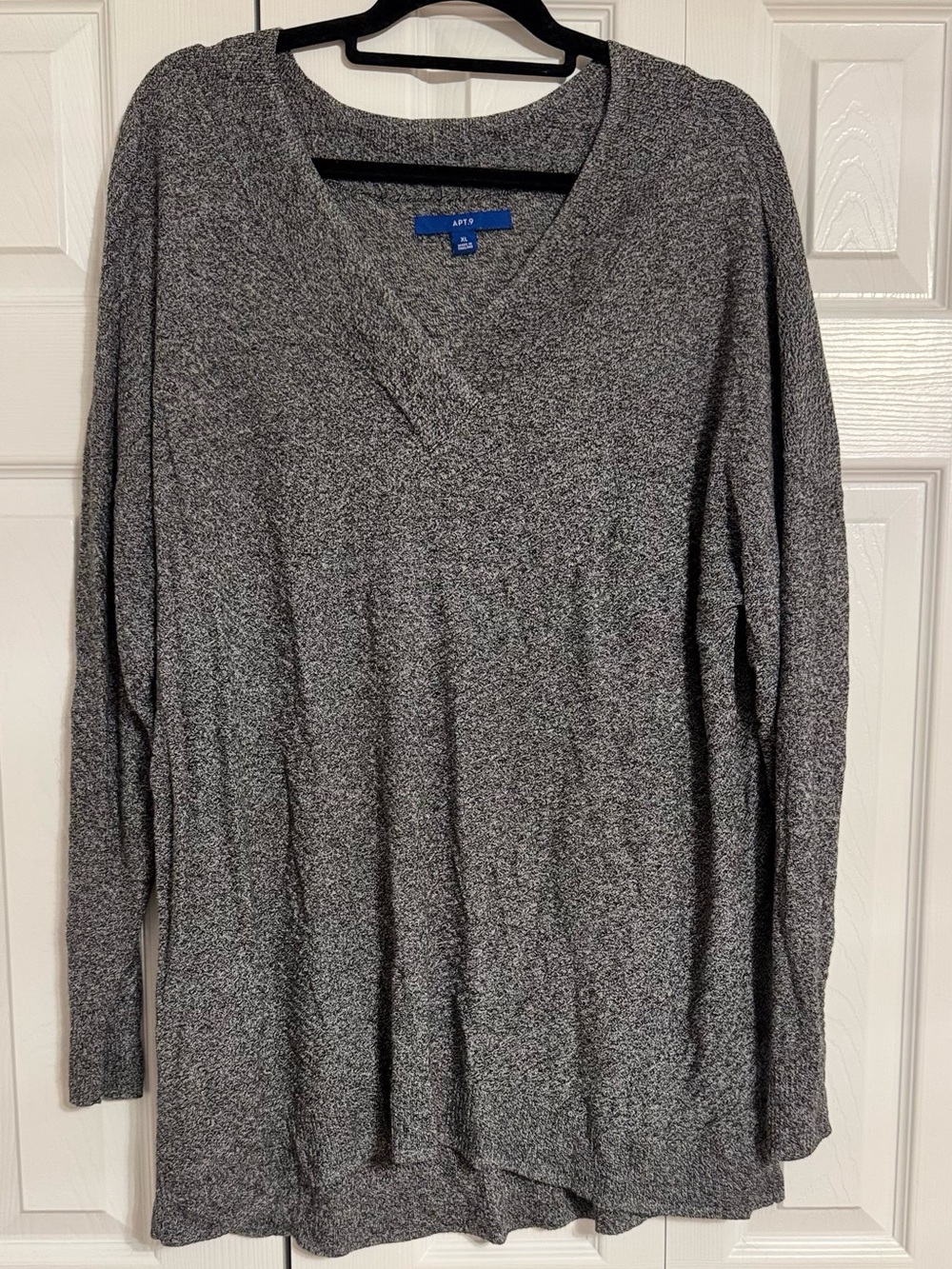 Apt. 9 Womenโs Heather Gray V-Neck Sweater